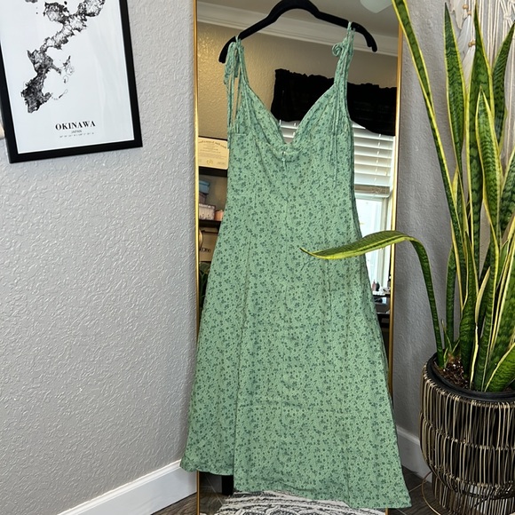 HOUSE OF CB 'Cornelia' Green Tonal Floral Midi Dress NWOT - Picture 9 of 11
